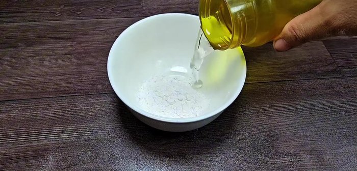Prepare coconut milk: Mix Tai Ky powder with water until dissolved. Combine with sugar, salt, concentrated coconut milk in a pot. Cook over medium heat until slightly boiling, then add the dissolved Tai Ky mixture and stir. Add vanilla extract for fragrance. Let cool completely.