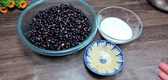 Soak black beans for 5 hours or overnight. Soak potato starch for about 2 hours.