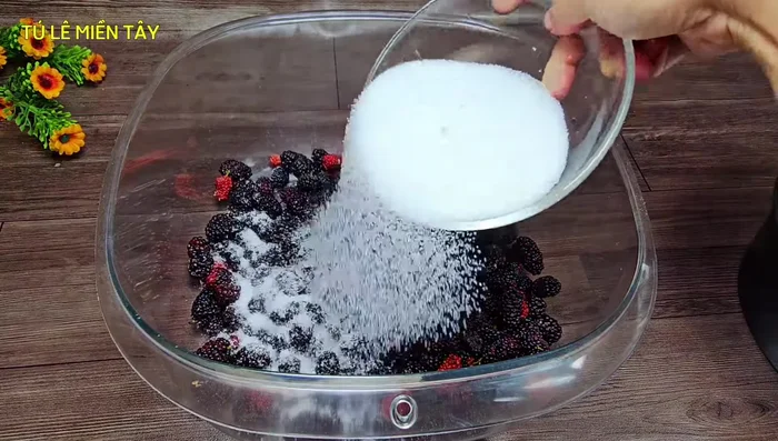 Layer strawberries and sugar in a basin/pot. Don't be afraid to use a lot of sugar for preservation.