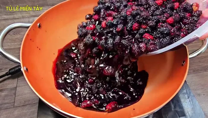 Transfer the strawberry mixture to a pan/pot. Add a teaspoon of salt.
