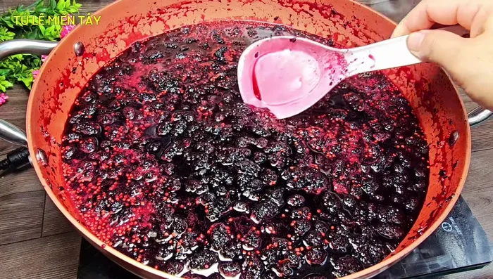Once cooked, let it cool. The syrup will thicken as it cools.