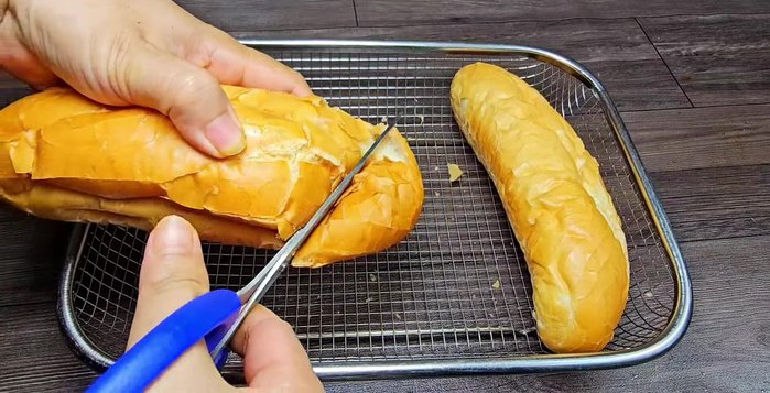 Cut the bread into bite-sized pieces.