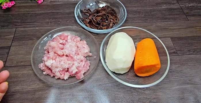 Prepare the minced meat mixture: Combine ground meat (half lean, half fat), carrots, cassava, and black fungus. Add salt, sugar, MSG, minced shallots, pepper, and oyster sauce. Stir-fry until the meat is loose but not overcooked.
