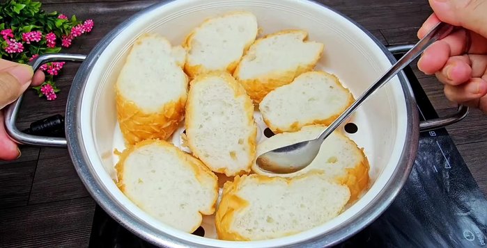 Assemble the dish: Place the steamed bread on a plate. Top with the stir-fried meat mixture, fried onions, and peanuts. Add lettuce and your favorite herbs.