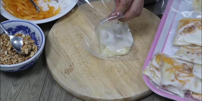 Layer banana puree, cooked coconut milk mixture, peanuts, and shredded jackfruit in the bags.