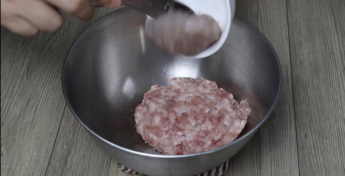 Prepare the filling: Combine minced chicken, pork, shrimp, onions, green onions, salt, sugar, seasoning powder, sesame oil, and pepper. Mix well and marinate for 30 minutes.