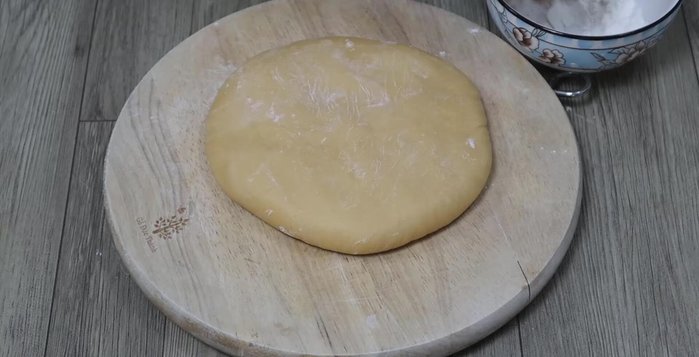 Lightly dust a surface with flour. Roll out the dough and cut it into small squares.