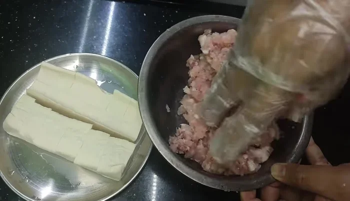 Mix the minced meat with the spices to let it absorb.
