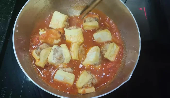 Once the meat is done frying, add it to the tomato sauce with the bean sprouts.