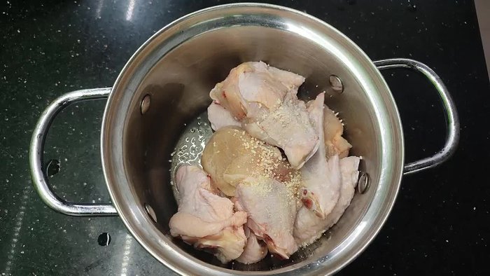 Marinate chicken wings with salt, pepper, chili powder (optional), chili sauce (optional), garlic powder, onion powder, and oyster sauce. Let it marinate to absorb flavors and become fragrant.