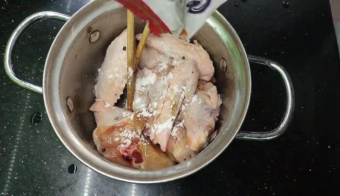 Coat chicken wings with fried flour.