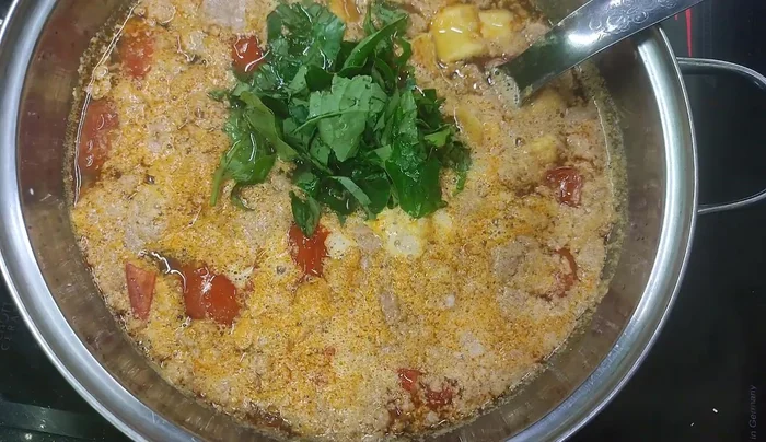 Add perilla, betel leaves, and green onions (optional).