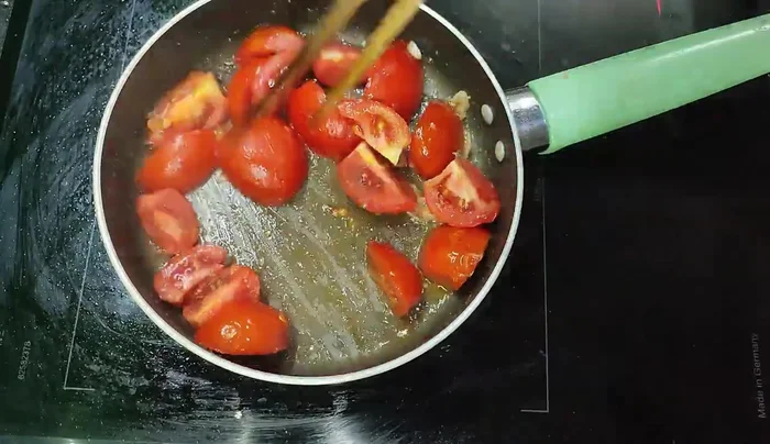 Stir-fry tomatoes with crab fat. Add annatto oil for a richer color.