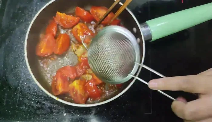 Add a little crab fat to the pan and stir-fry until fragrant.