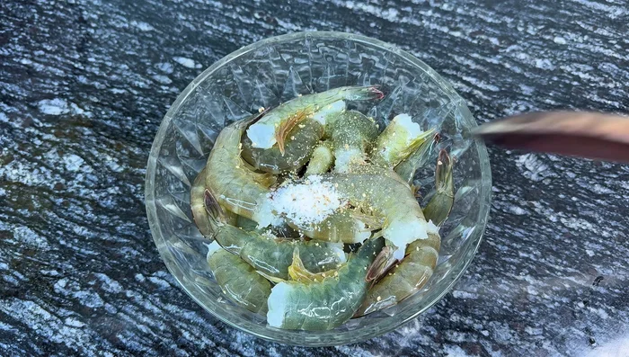 Marinate the shrimp: In a bowl, marinate the shrimp with salt, pepper, and white wine for 5-10 minutes.