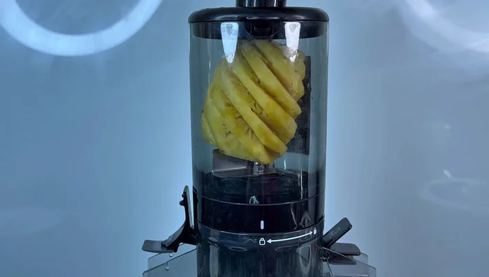 Prepare the pineapple juice: Squeeze the juice from 300g of pineapple.