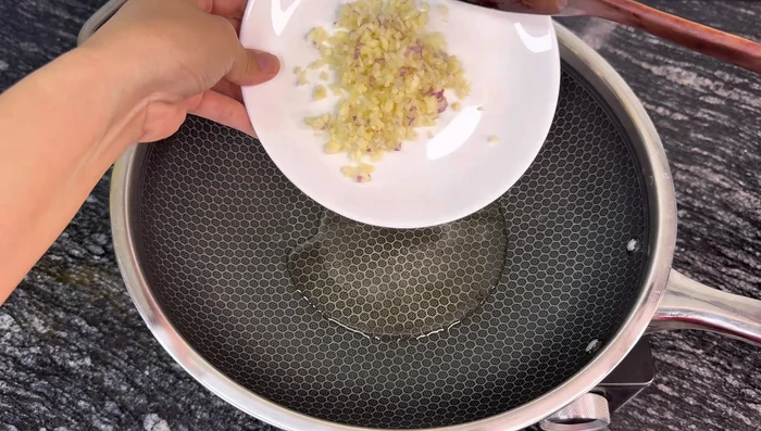 Fry the aromatics: Heat cooking oil in a pan. Add the minced garlic and shallots and fry until golden brown and fragrant. Remove and set aside.