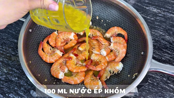 Add sauce and pineapple juice: Add the prepared sauce and 100ml of pineapple juice to the pan. Stir well and simmer until the sauce thickens.