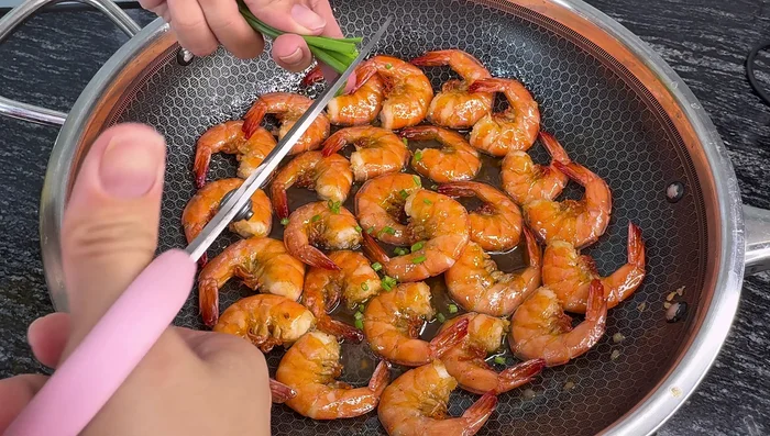 Garnish and serve: Garnish with fried garlic, shallots, and green onions. Serve hot with white rice.