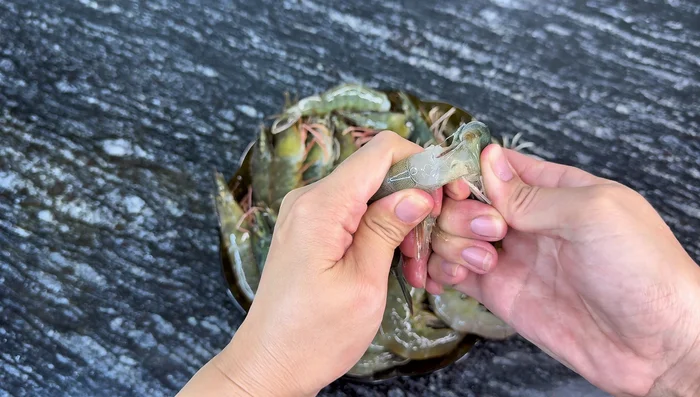 Clean the shrimp: Remove the heads, squeeze to remove the black thread, and wash thoroughly with salt and white wine for 3 minutes. Rinse with water 2-3 times until clean.
