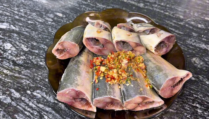 Marinate the fish with half of the ground mixture, fish sauce, sugar, salt, pepper, and caramel for about 10 minutes.
