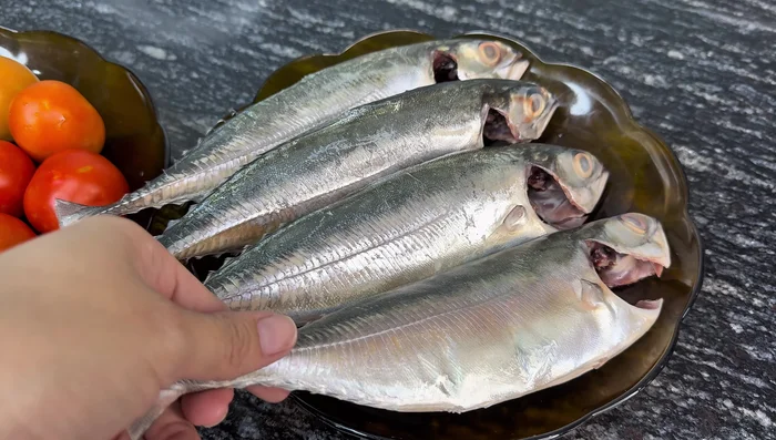 Clean the mackerel fish thoroughly with salt, ginger, wine, and tea water to remove any fishy smell. Soak in tea water for 5 minutes.