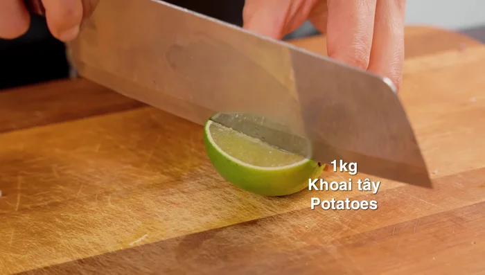 Peel and wash potatoes. Prepare a bowl of cold water with lemon juice and salt (1 teaspoon).