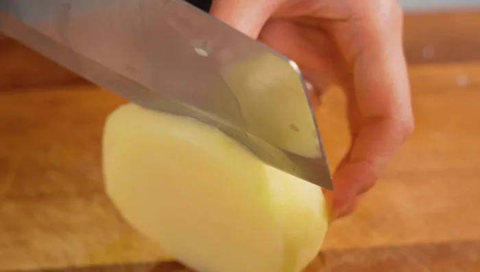 Cut potatoes into vertical strips (about 1 cm thick). Avoid cutting too thick or thin.