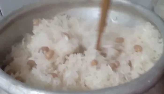 Once cooked, turn off the heat and remove the sticky rice.