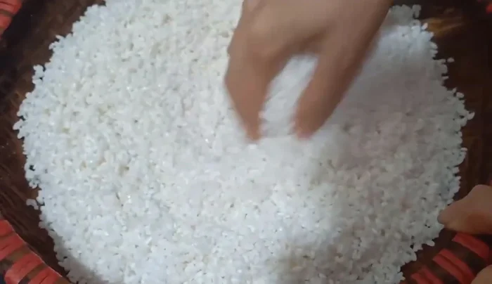 Soak 1 kg of sticky rice for 8-10 hours. Drain the water.