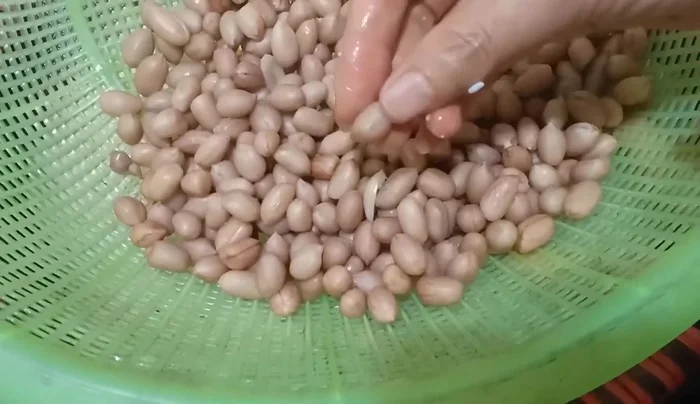 Boil the soaked rice until softened.