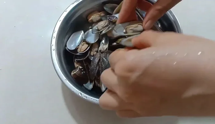 Remove the worms from the boiling water and clean them.