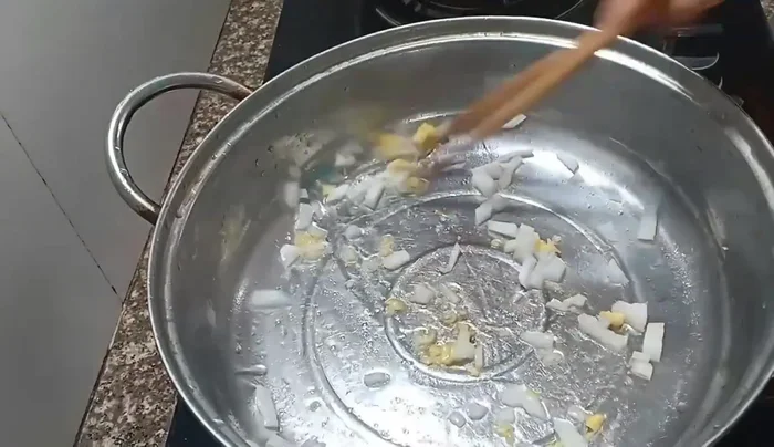Heat cooking oil in a pot. Add ginger and onions, stir-fry until fragrant.