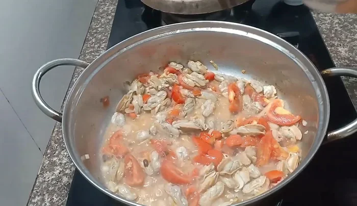 Add water to the pot. Add the cleaned worms. Bring to a boil.