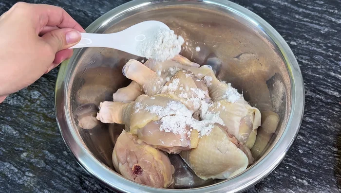 Wash chicken thighs with wine, salt, and ginger. Then, wash again with flour to remove impurities. (Massage thoroughly)