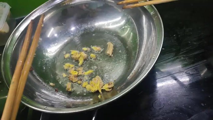 Put a little lard and a little fried pork rind in a wok.