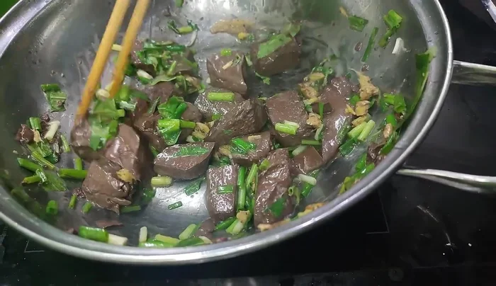 Turn off the heat, add the remaining chives, and stir-fry.