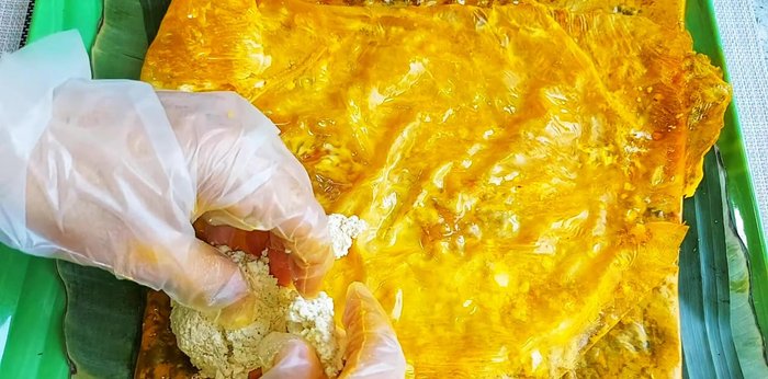Place the tofu mixture onto the leaves. The meatloaf should not be thicker than 1cm.
