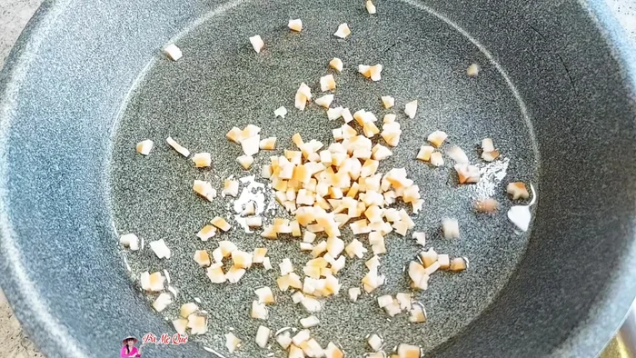 Mix the dough: While the flour is still warm, add 100g of tapioca starch and knead until soft. If the dough cools, reheat it gently in a pan to maintain suppleness.