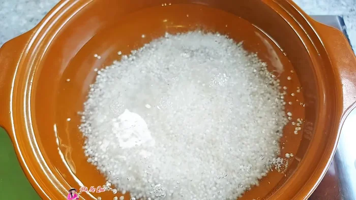 Cook the flour: Wash 200g of flour, add it to boiling water and cook for exactly 5 minutes.