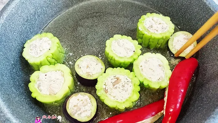Fry the stuffed chili peppers and eggplant until both sides are slightly golden brown.