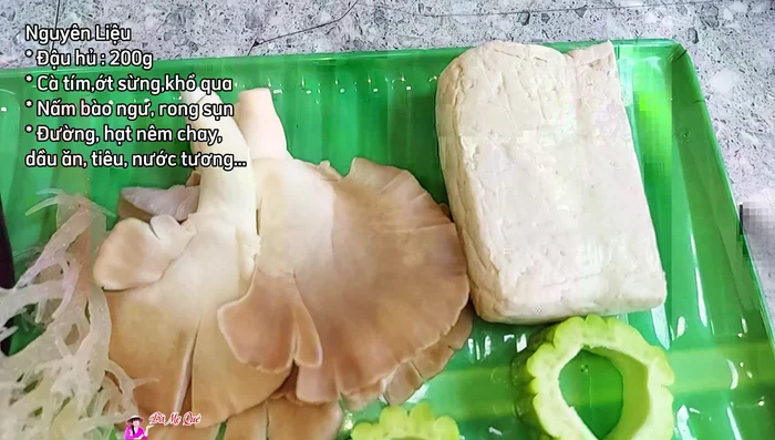 Prepare the ingredients: Cut the bitter melon into slices, removing the core. Slice the eggplant to the same thickness as the chili peppers. Cut the chili peppers lengthwise, being careful not to cut too close to the top.