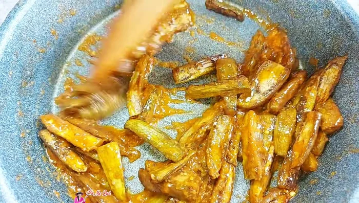 Stir well to ensure the eggplant is evenly coated with the sauce. Turn off the heat.