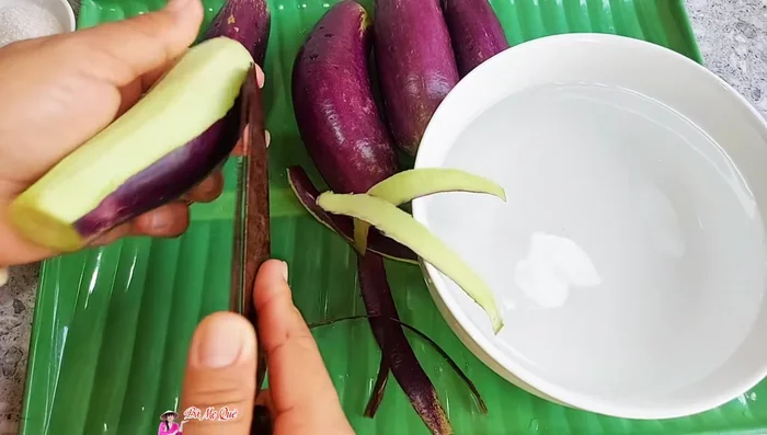 Peel and cut the eggplants into small pieces. Soak them in water to prevent browning.