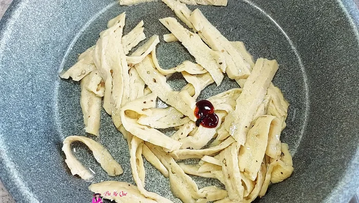 Add vegetarian oyster sauce, chili sauce, and vegetarian fish sauce. Stir well.