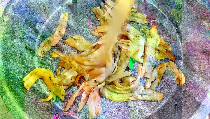 Add sugar, vegetarian seasoning, and chili powder. Stir-fry until the tripe is chewy (or add water for softer tripe and stir-fry for 3 minutes).