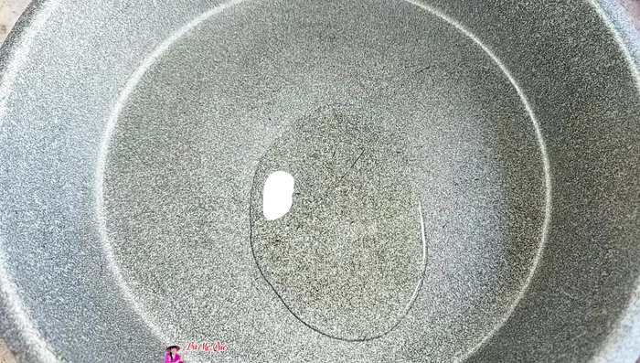 Heat cooking oil in a pan. Add vegetarian tripe and stir-fry.