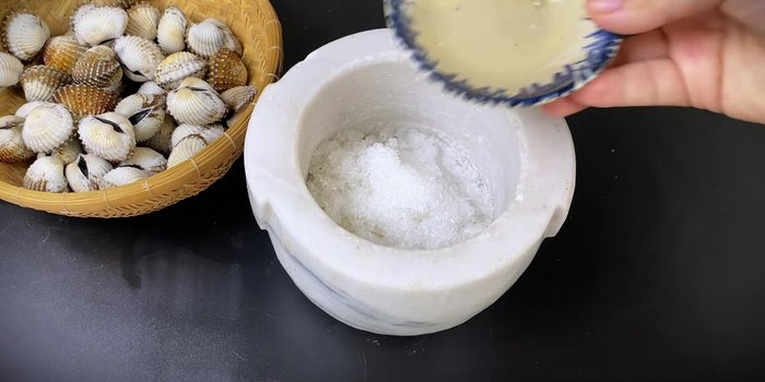 Prepare the chili salt mixture: Add 150g salt, 15g MSG, and finely chopped chili peppers to a bowl. Mix well to dissolve. (This mixture can be made for 1kg of cockles)