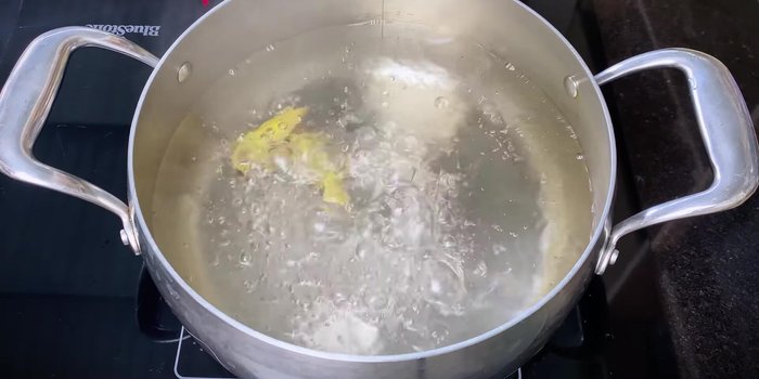 Boil water in a pot, add ginger to reduce fishy smell.