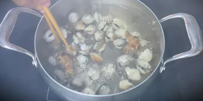 Add the blood cockles to the boiling water and stir for about 1 minute.